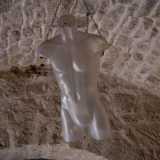 ...sul quale pende dal soffitto il busto di un manichino decorativo